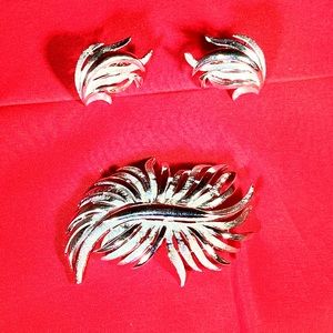 TRIFARI Crown Trifari Vintage Silver-Tone Brooch and Earrings Set